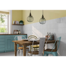 Pencil Kromo White mozaïektegel 35x35cm met houten tafel en metalen stoelen