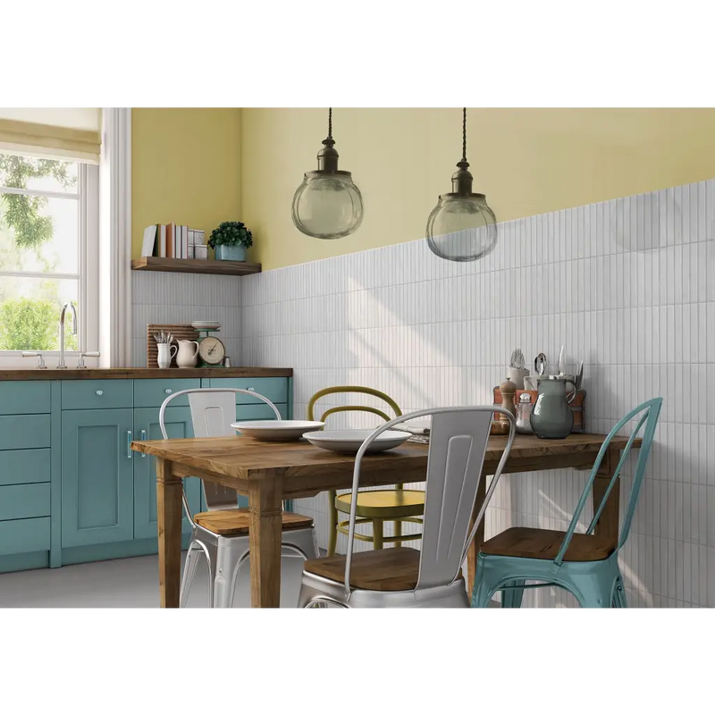 Pencil Kromo White mozaïektegel 35x35cm met houten tafel en metalen stoelen