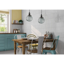 Charmant keuken met teal kasten, houten tafel en Pencil Kromo White witte mozaïektegel 35x35cm