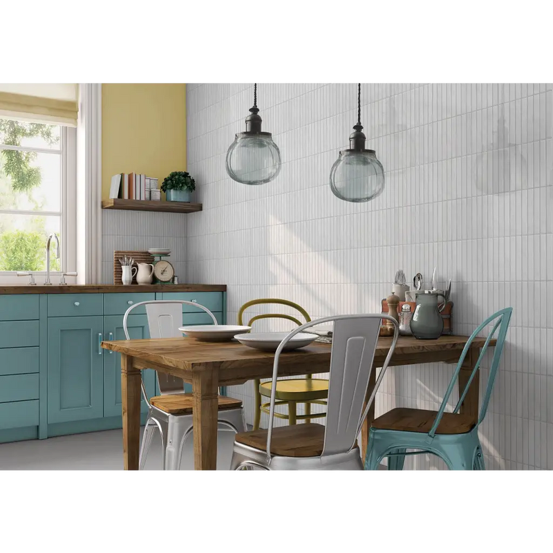 Charmant keuken met teal kasten, houten tafel en Pencil Kromo White witte mozaïektegel 35x35cm