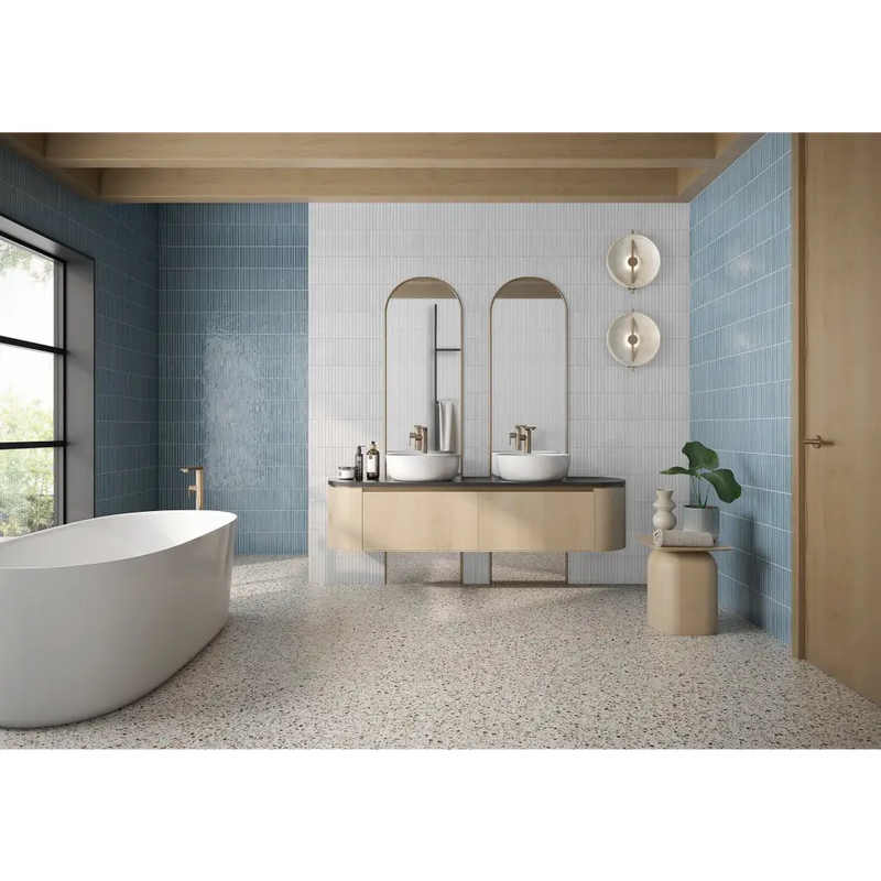 Moderne badkamer met vrijstaand bad, dubbele wastafel en lichtblauwe pencil kromo white mozaïektegel 35x35cm muren