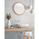 Moderne badkamermeubel met ronde spiegel, witte vessel sink, houten blad en Pencil Kromo White mozaïektegel 35x35cm