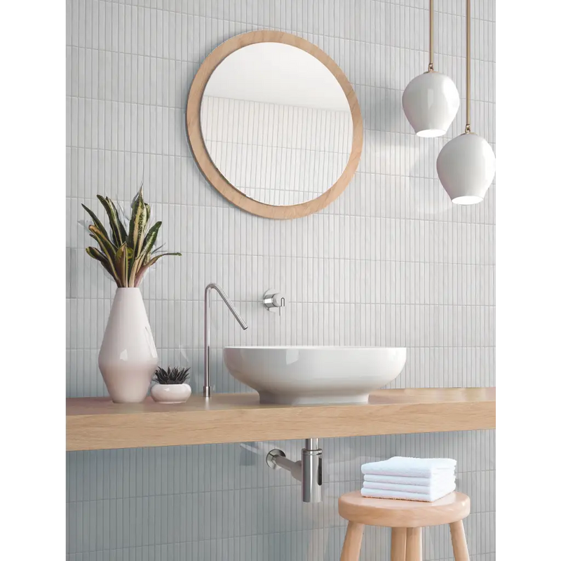 Moderne badkamermeubel met ronde spiegel, witte vessel sink, houten blad en Pencil Kromo White mozaïektegel 35x35cm