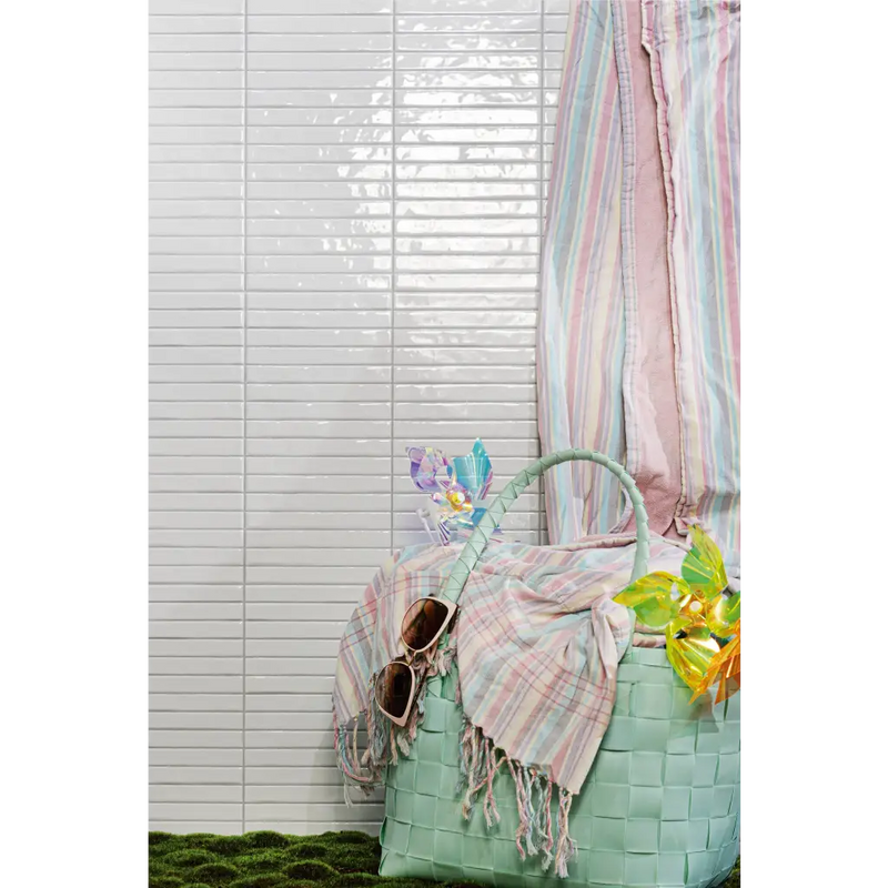 Witte mozaïektegel 35x35cm Pencil Kromo White met glanzende witte subway tegel