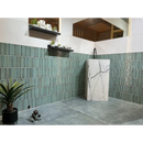 Marmeren zuilvormige wastafel met zwarte kraan en Pencil Raku Emerald mozaiektegel 35x35cm