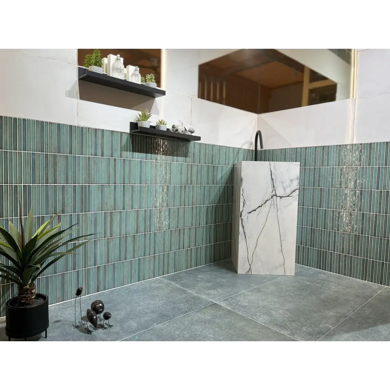 Marmeren zuilvormige wastafel met zwarte kraan en Pencil Raku Emerald mozaiektegel 35x35cm