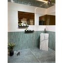 Moderne badkamer met Pencil Raku Emerald mozaiektegel 35x35cm, uniek zuiltjesfontein en groene tegels