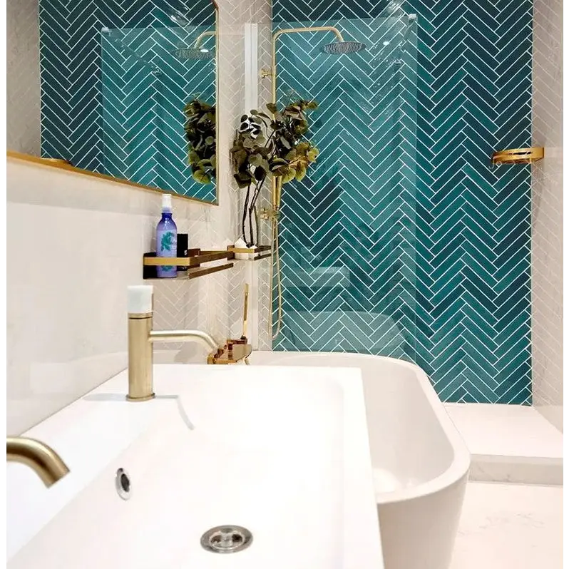 Turquoise herringbone tegelpatroon op muur met Piastrella Mix Grey 5x25