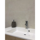Witte keramische wastafel met chroomkraan op Pierre Bone 30x60 tegelvloer