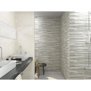 Moderne badkamer met Pierre Snow 30x60 rett, gestreepte steen wanden en zwevende wastafel