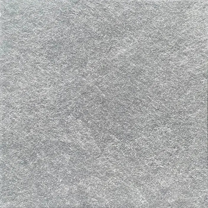 Grijze gestructureerde steenoppervlak van Pietra Regale Chianale 60x60x3 met gemarmerde textuur