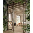 Glas- en metalen pivotdeur omgeven door klimplanten, Plein Air Light 20x180 rett