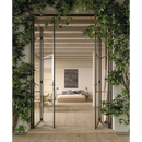 Moderne bed met witte lakens onder donkere muurkunst, Plein Air Light 20x180 Rett