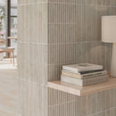 Boeken op zwevende plank tegen een grijze matte tegel van de Potters Serie