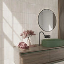 Moderne badkamer met Potters Swan 5x25, groene wastafel en ronde spiegel