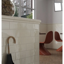 Zwarte paraplu met kromme handgreep tegen witte tegelwand van Premium Countri Ivori