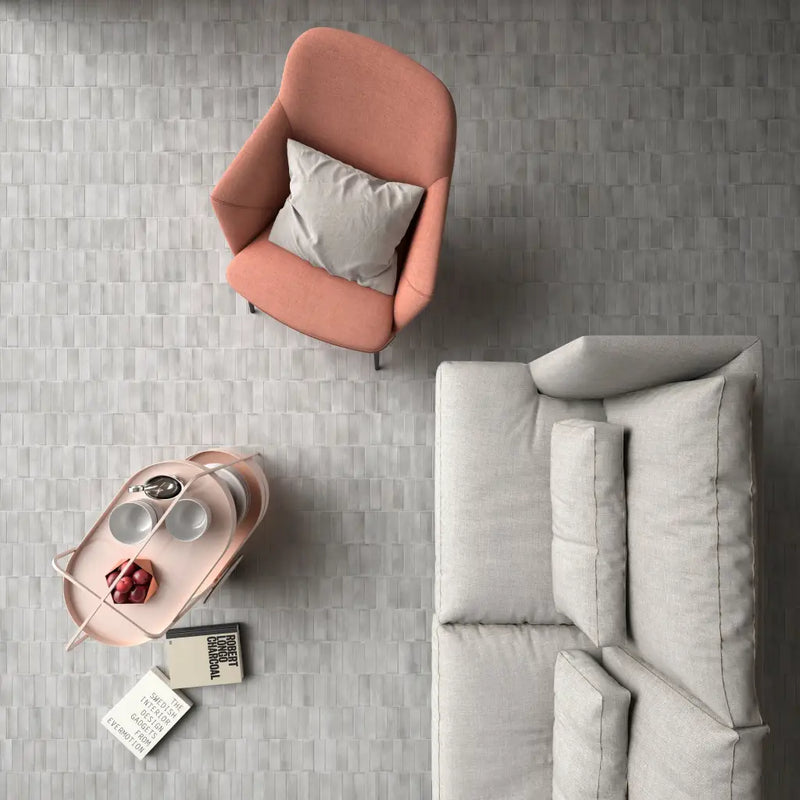 Grijze gestoffeerde bank met een koraalkleurige fauteuil op Premium Koko Amber Grey mat