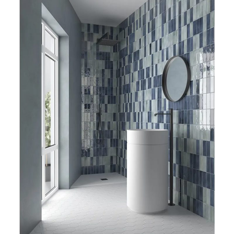 Cylindrical witte pedestal sink met ronde spiegel boven Premium Koko Blue Grass mat