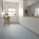 Moderne witte keuken met hexagonale grijze tegels en Premium Koko Blue Grass mat