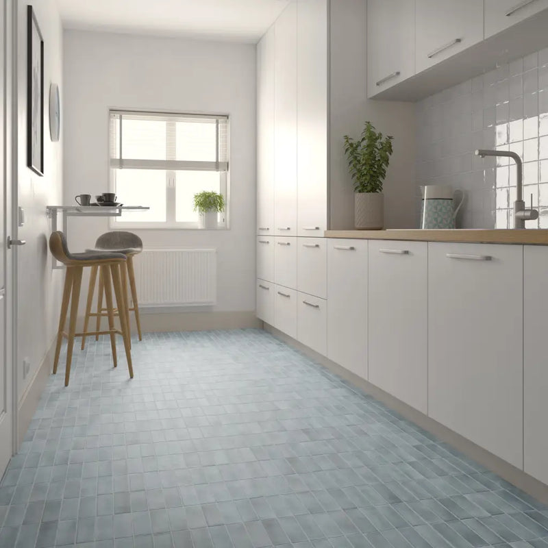 Moderne witte keuken met hexagonale grijze vloertegels en Premium Koko Blue Grass 5x15 mat