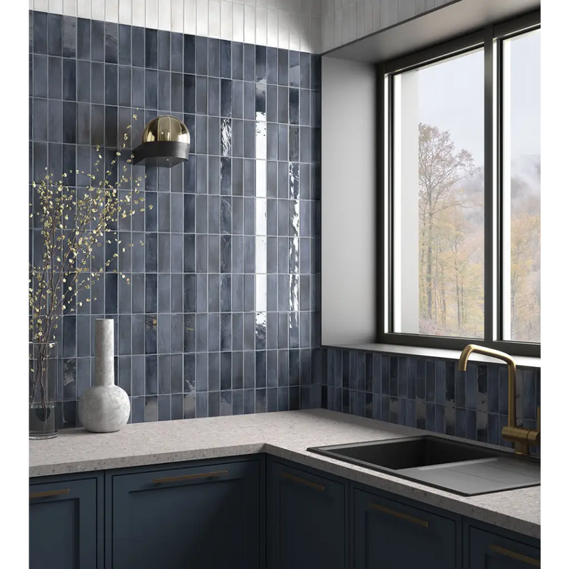 Navy blue verticale subwaytegels van Premium Koko Blue Night 5x15 glans voor moderne achterwand