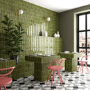 Glanzende groene Koko Verd 5x15 tegels op muur en zithoek met premium uitstraling