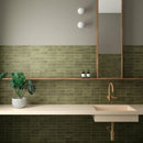 Moderne badkamer met premium Koko Verd 5x15 mat, witte wasbak en messing kraan