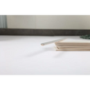 Lichtgekleurde notitieboeken met een potlood op een koloniale grijze mat