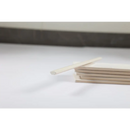 Stapeltje witte papieren met een pen bovenop, rond koloniaal ivoor in de achtergrond