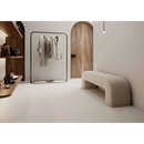 Beige gestoffeerde bench met gebogen modern design rift bone 60x120 ideaal voor stijlvolle zithoeken