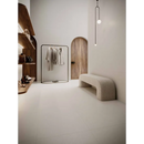 Een minimalistische zwarte metalen kledingrek rift bone 60x120 met twee lichtgrijze overhemden