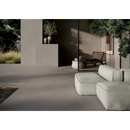 Modern off-white modulaire bank met strakke kussens en minimalistisch design tegen rift greige wandtegel 30x60 rett