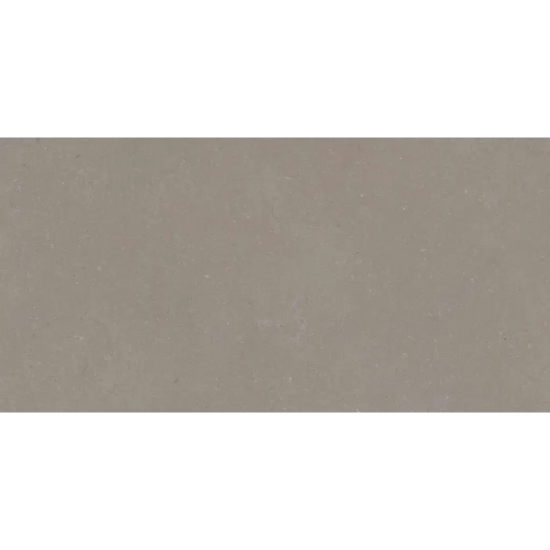 Een plain matte grijze rift greige wandtegel 60x120 rett met subtiele textuur en natuurlijke uitstraling
