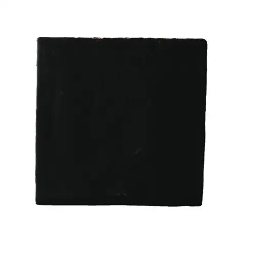 Zwart vierkant met ruwe randen, perfect voor je Rioja Negro 20x20 decoratie