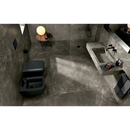 Zwarte leren salonstoel bij de Roma Imperiale Mat 60x60 met donkergrijs marmer