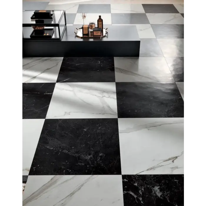 Statuario mat 80x80 met een klassiek zwart-wit marmer checkerboard vloer