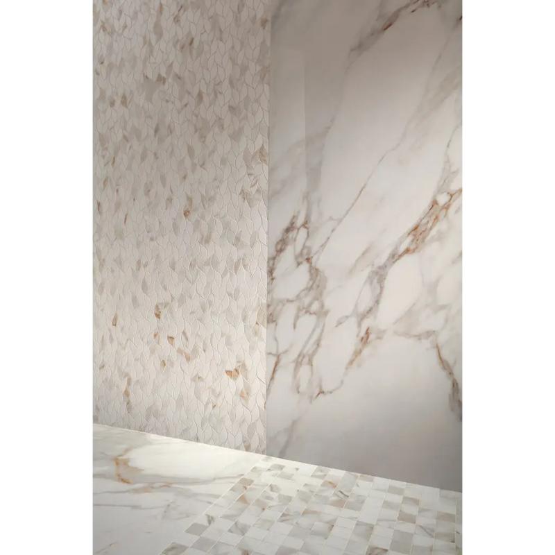 Witte marmeren oppervlakte met beige aders in Roma Stone Carrara Oro macro mosaico