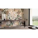 Houten floating shelf tegen tropisch bladbehang met Roma Stone Pietra Brown mat 120x120 rett