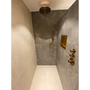 Moderne inloopdouche met brass armaturen en Roma Stone Pietra Brown mat 120x120 rett