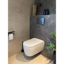 Wandmontage witte porseleinen toilet met Roma Stone Pietra Brown mat 120x120 rett