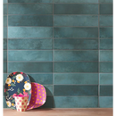 Decoratieve hartvormige doos met bloemen naast een polka-dotse beker in Safari Blu 7x28