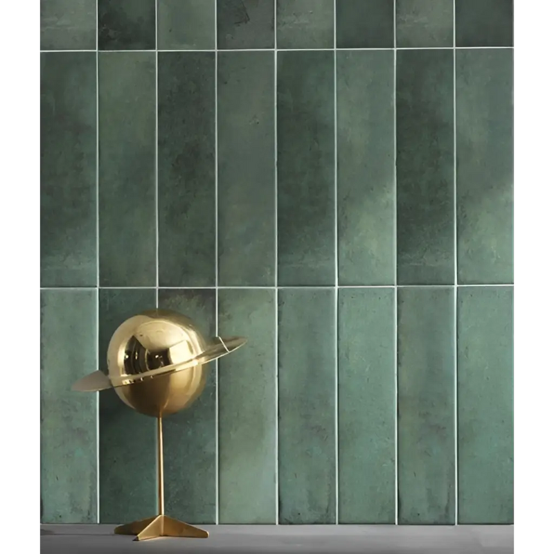 Gouden metalen globe met ring op standaard, perfect voor Safari Verde 7x28 decor