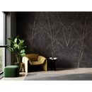 Mustardgelede fluwelen fauteuil naast raam met Saint Laurent mat 120x120 in donker marmer