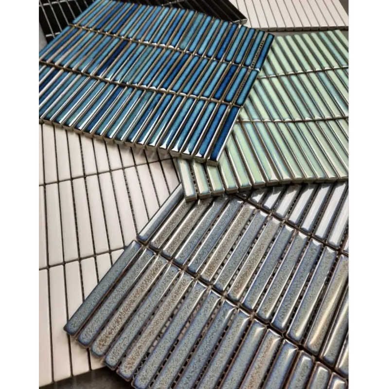 Metallic tile samples in blauw, groen en zilver met SEF 12100 white glossy vloertegels