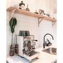 Professionele espresso machine met chrome finish en portafilter in wit glanzend design