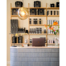 Moderne grijze receptiebalie met gebogen voorkant in grijsblauwe speckles