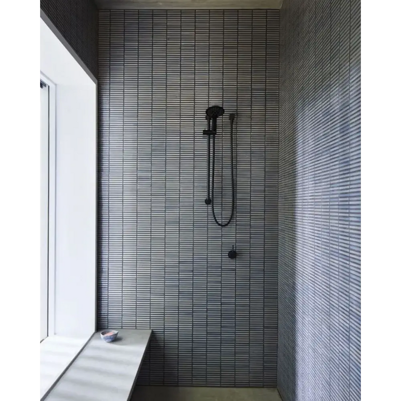 Zwart douchekop en handdouche op een tegeltjeswand, SEF12325 Grey Blue Speckle