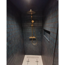 Gouden regendouchekop met handdouche op donkere tegelwand in Azure Blue Speckle stijl