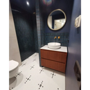 Moderne badkamer met SEF12625 Azure Blue Speckle en een witte wastafel