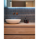 Witte ovale wastafel op houten aanrecht met Azure Blue Speckle design